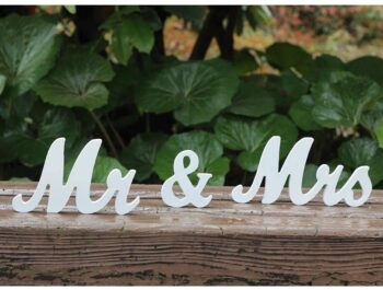 Vintage-Buchstaben aus weißem Holz Mr & Mrs Amajoy 9
